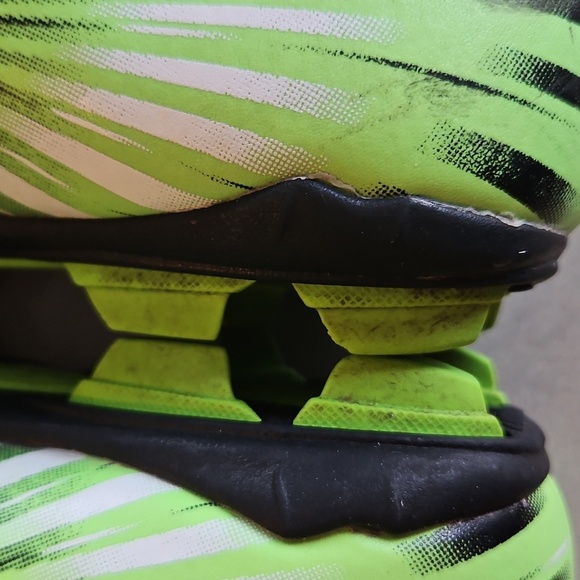 Umbro Green Youth Soccer Cleats - Picture 7 of 14